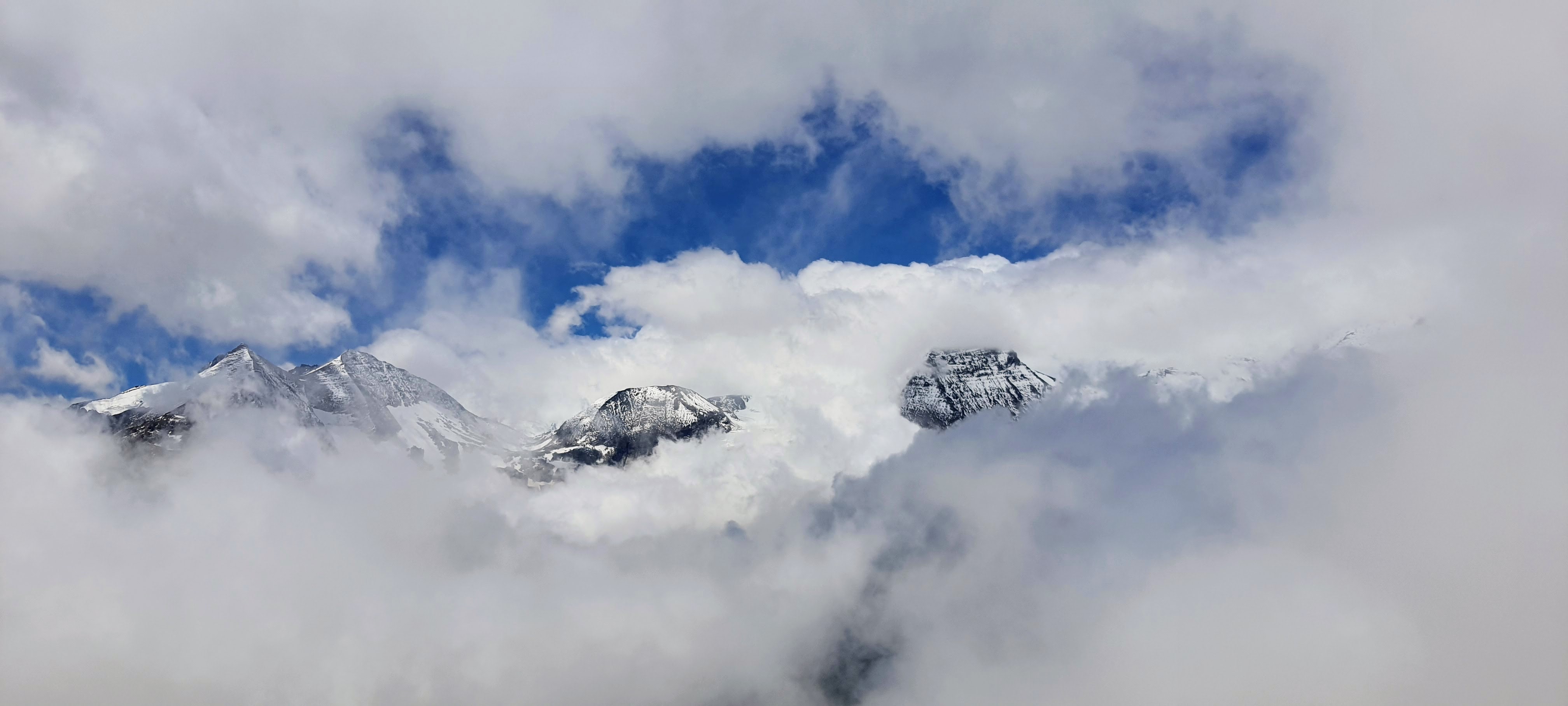 Pilvede ja valgusega foto.